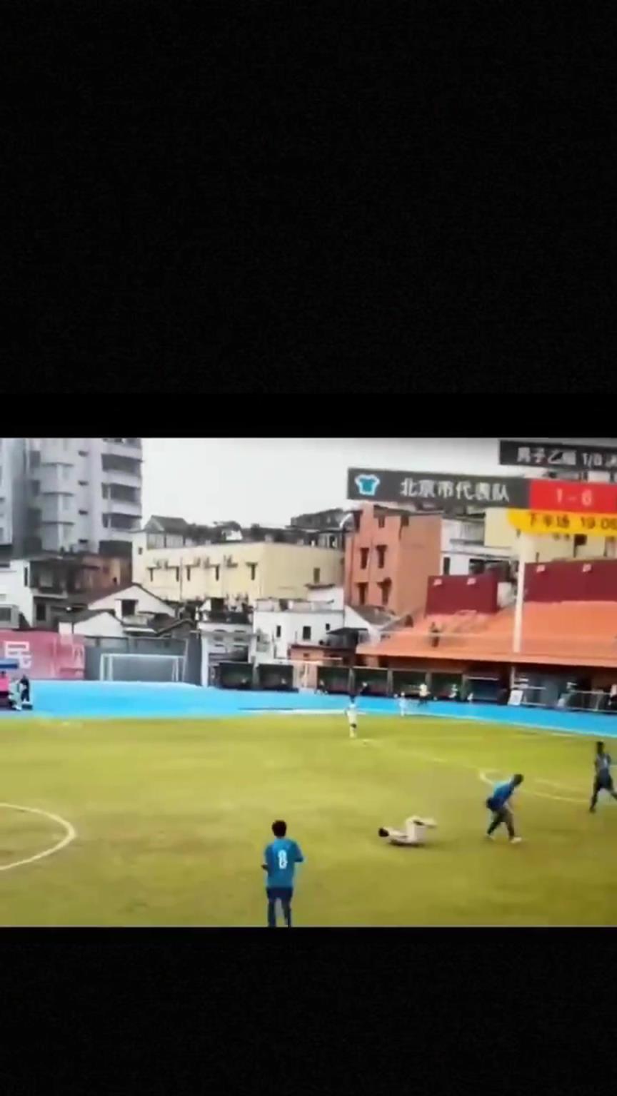 太可怕了！全運會驚現(xiàn)殺人足球，球員將對手直接踢骨折